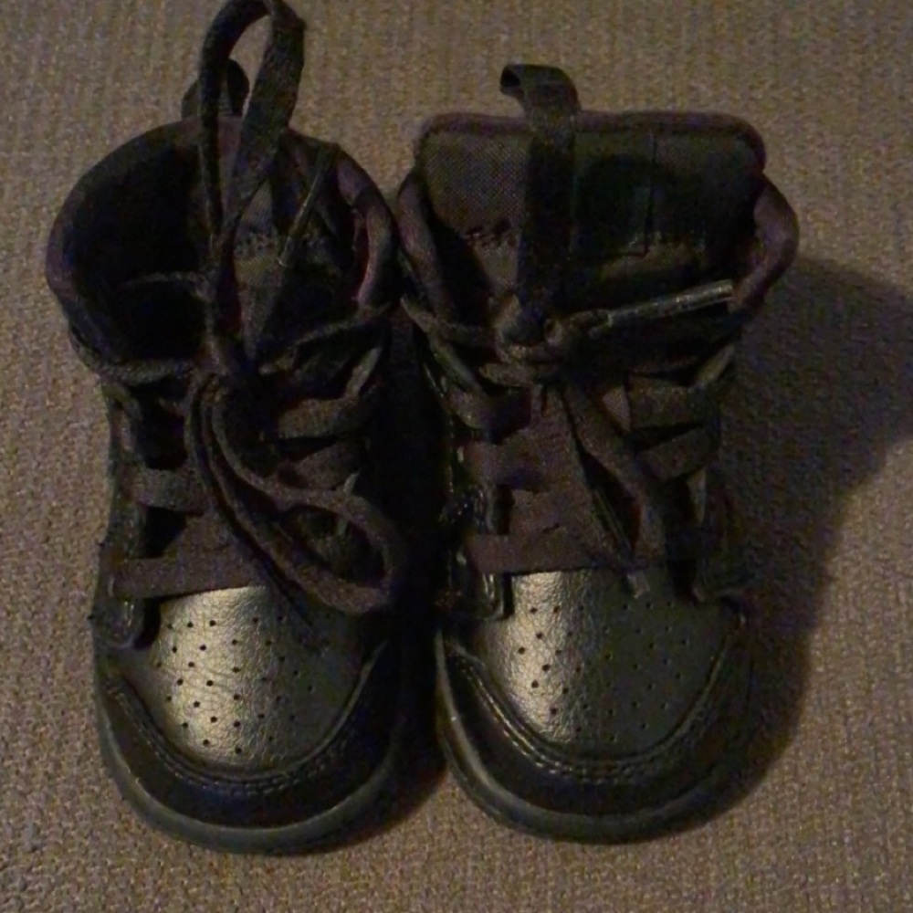 Air Jordan 1 (Black)